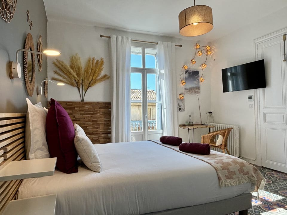Double Room | Desk, WiFi (free), bed sheets