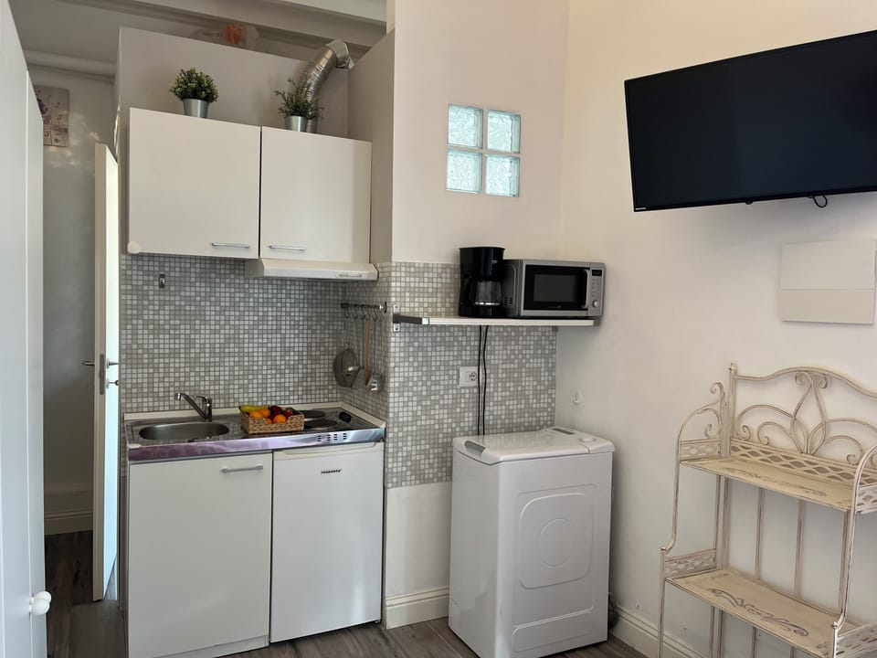 Kitchenette 1.