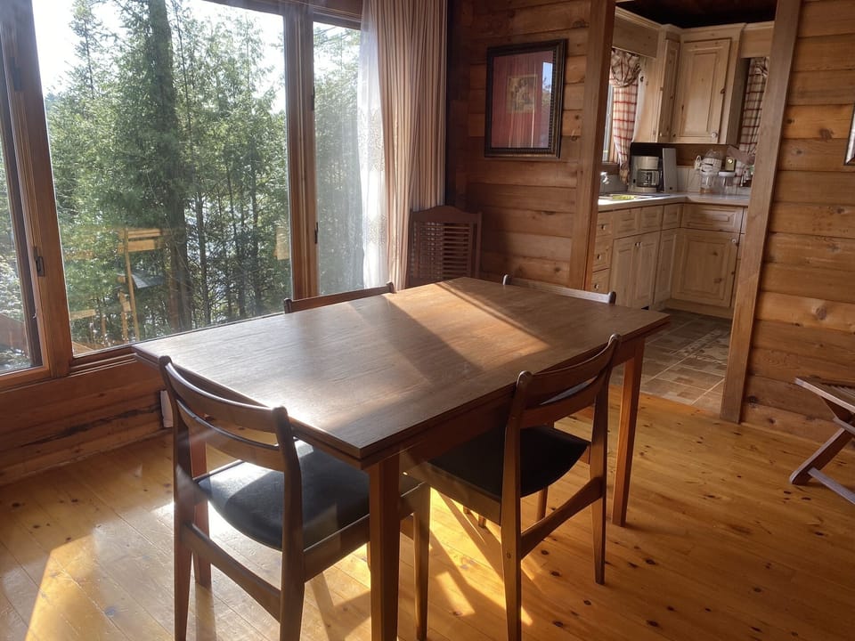 Dining table with 6 chairs and pull out leaf