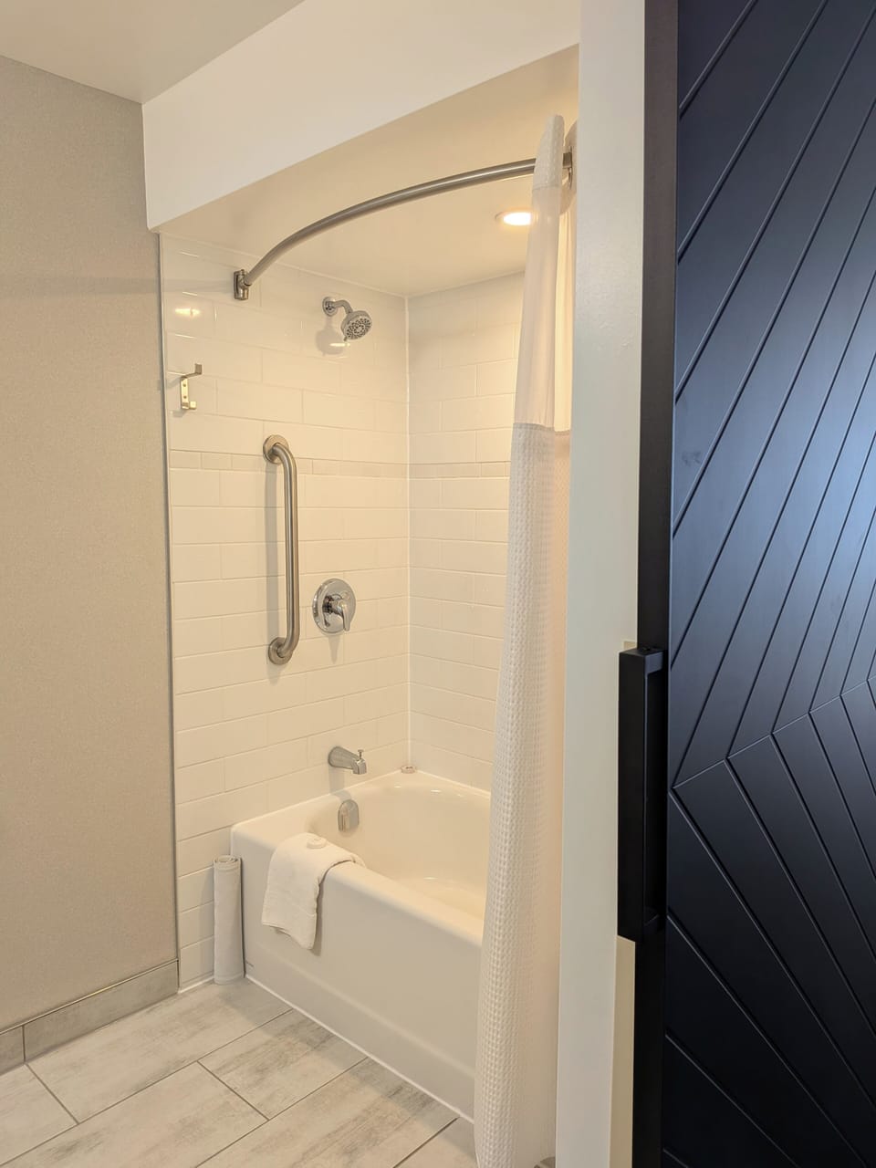 Combined shower/tub, hair dryer, towels