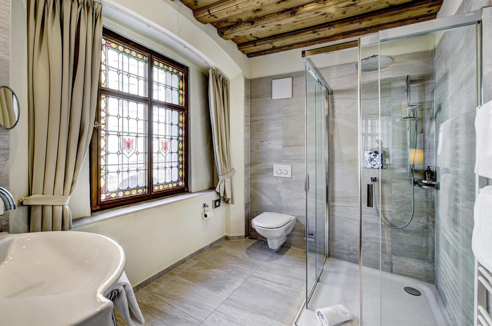 Deluxe Room, 1 Double Bed | Bathroom | Shower, hair dryer, towels