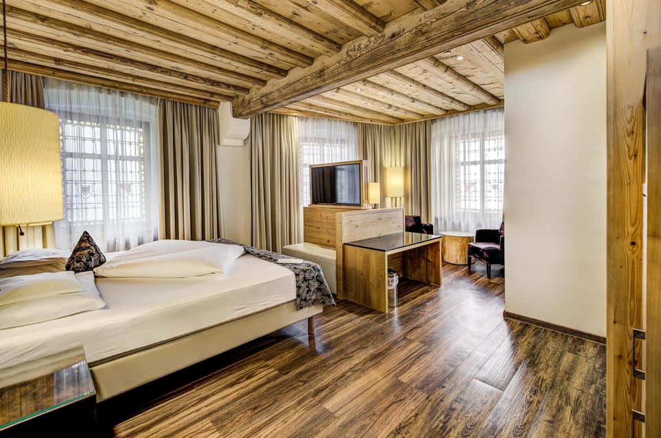 Deluxe Room, 1 Double Bed | Hypo-allergenic bedding, in-room safe, desk, laptop workspace