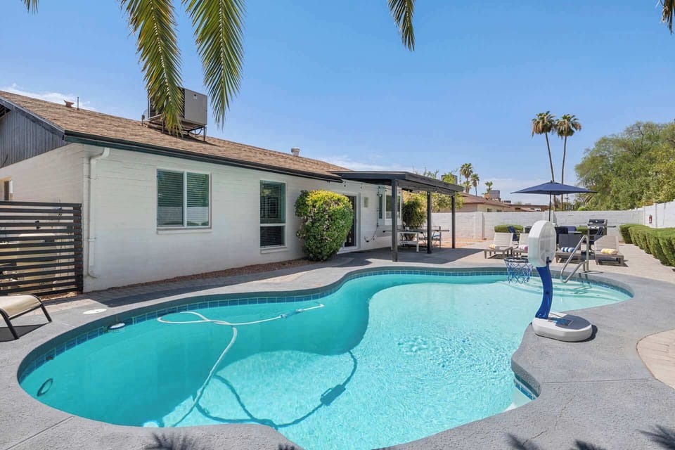 Escape the desert sun and cool off in this amazing pool  (pool heating available for an extra fee during winter time).