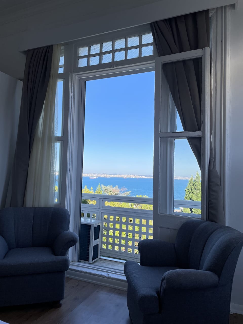 Deniz Manzarali Fransiz Balkonlu Oda | Down comforters, minibar, iron/ironing board (on request), WiFi (free)