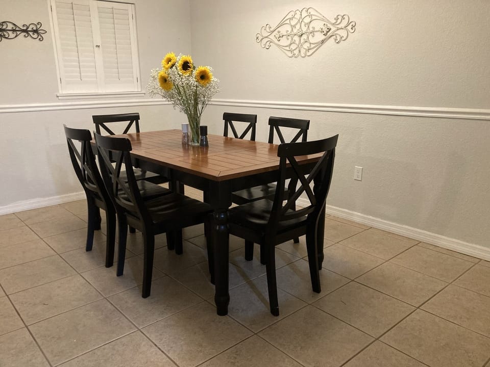 Dining room seating for 6