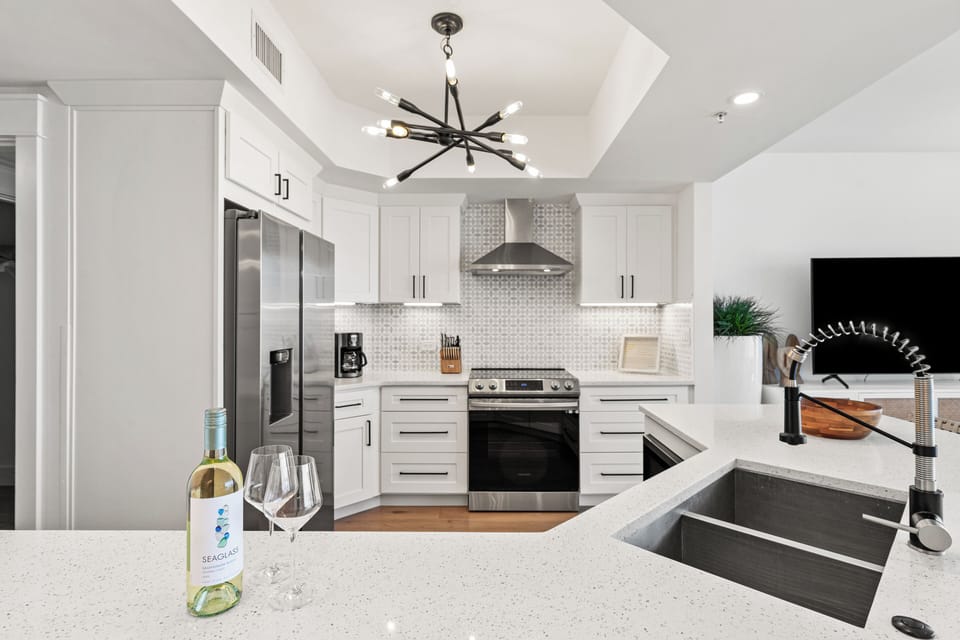 Kitchen with modern applicances - Great lighting in the kitchen.