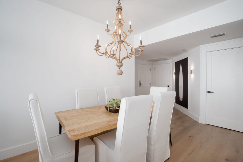 Dining Area w/ 6 seats