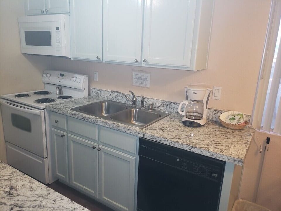 Full kitchen 