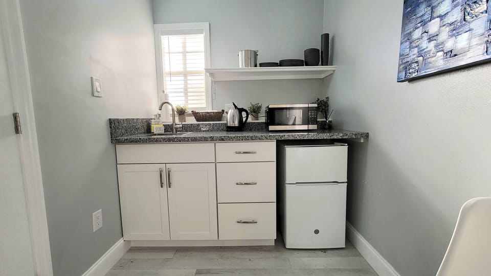 Deluxe Room, Non Smoking, Corner | Private kitchenette | Coffee/tea maker, fridge, microwave, freezer