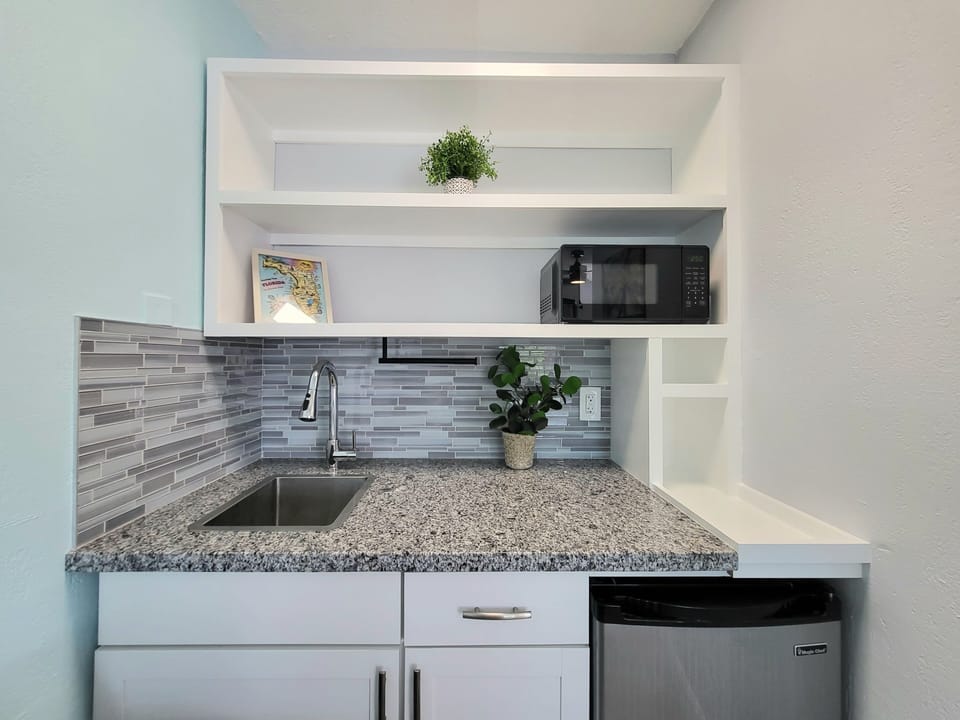 Standard Room, 1 King Bed, Non Smoking | Private kitchenette | Coffee/tea maker, fridge, microwave, freezer
