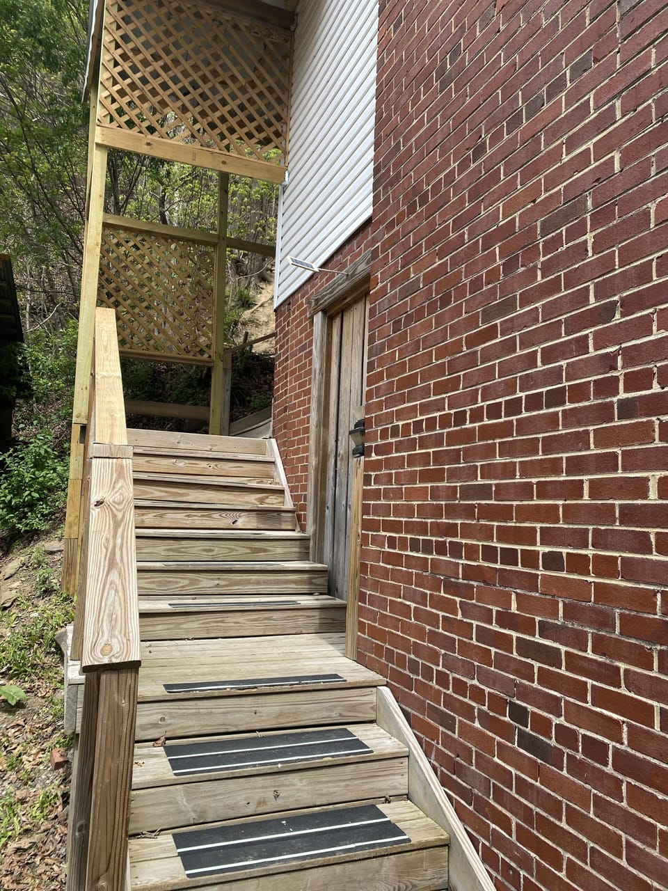 Side entrance to back deck
