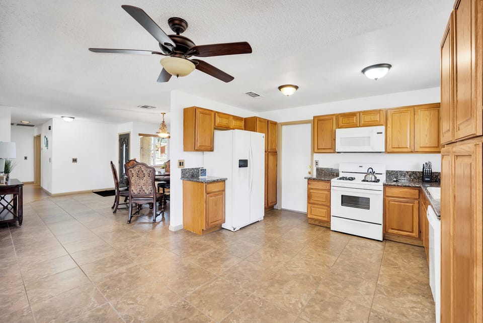 Spacious kitchen with refrigerator/ Ice maker/ Microwave/ Dish Washer
