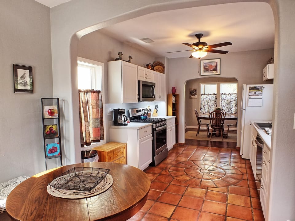Full kitchen with breakfastnook.