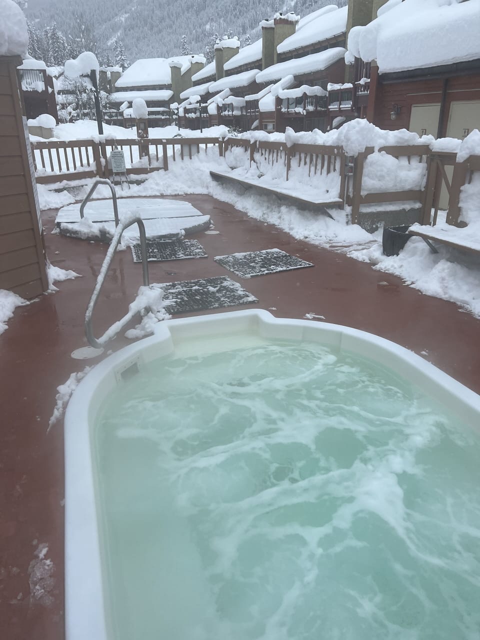 2 hot tubs just steps away. 