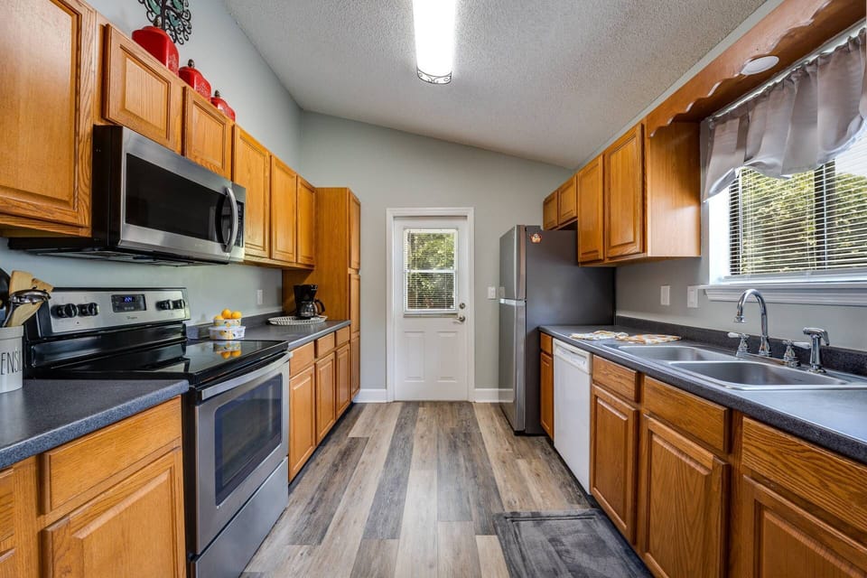 Microwave, Smooth Top Stove, Oven, Dishwasher, Double Sinks - basic cooking pots & pans and utensils provided!