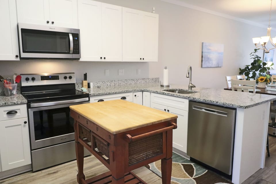 Modern kitchen w/breakfast bar