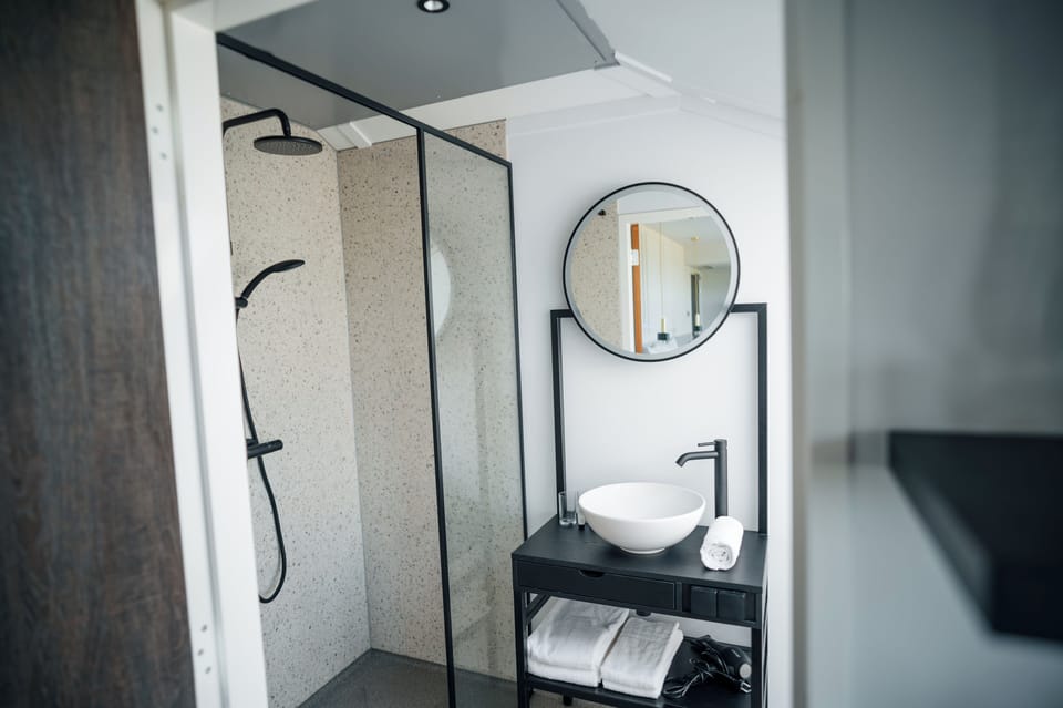 Family Quadruple Room | Bathroom | Shower, rainfall showerhead, hair dryer, towels