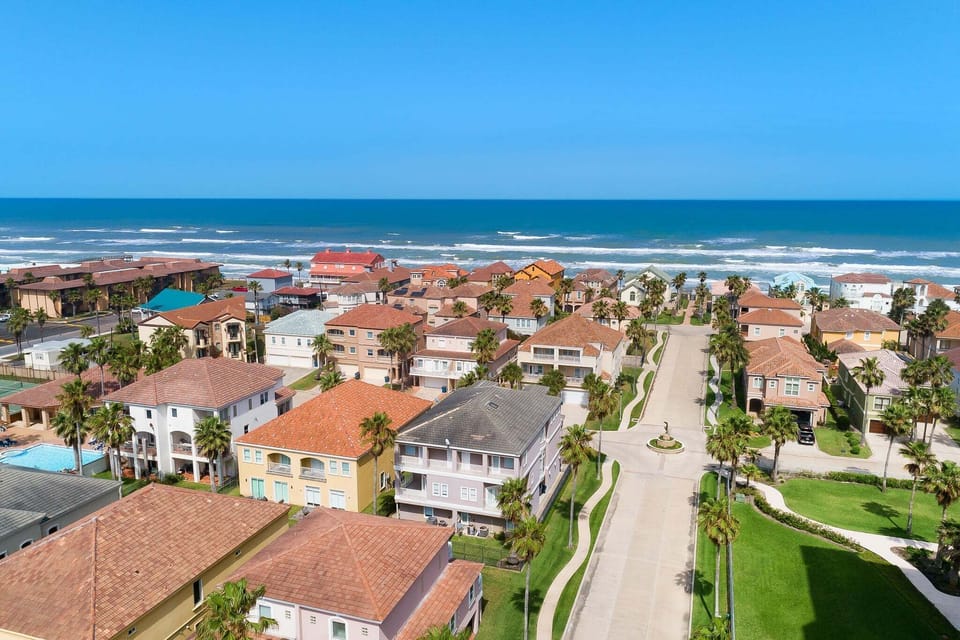 6501 Fountain Way provides guests with an exceptional location near the beach.