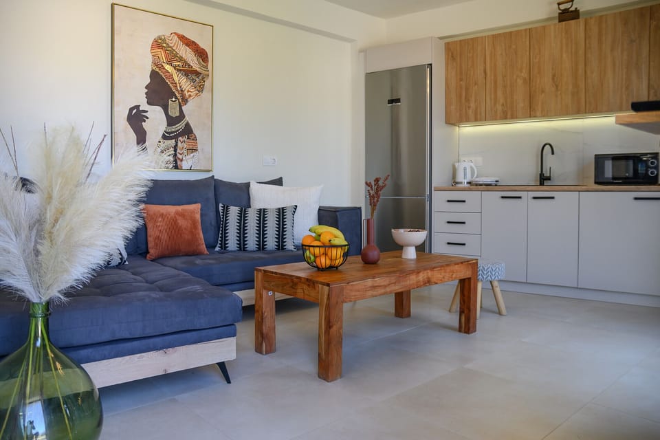Relaxing living room and lunch area with all amenities