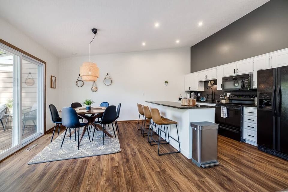 6 Person Dining Area and 3 Bar stools for additional seating

(Left Side of Duplex)

[Dining area 1 of 2 of whole duplex]