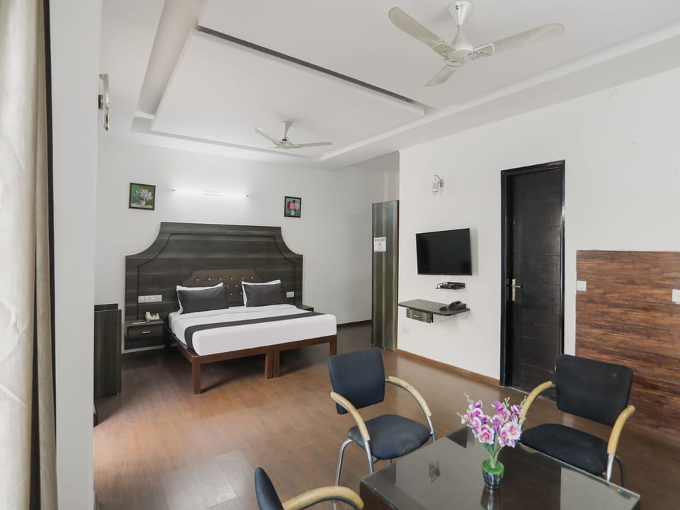 Executive Studio, 1 King Bed | Premium bedding, minibar, free WiFi, bed sheets
