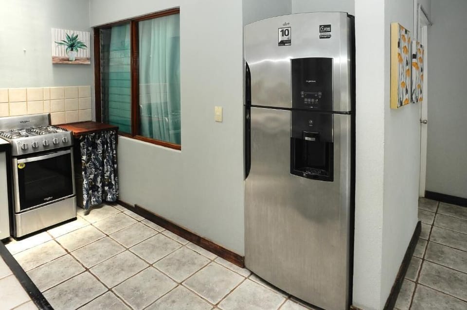 Tiny House | Private kitchenette | Mini-fridge, microwave, oven, rice cooker