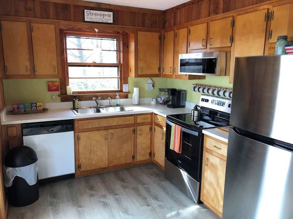 Full kitchen with Stove, Microwave, Refrigerator and Dishwasher