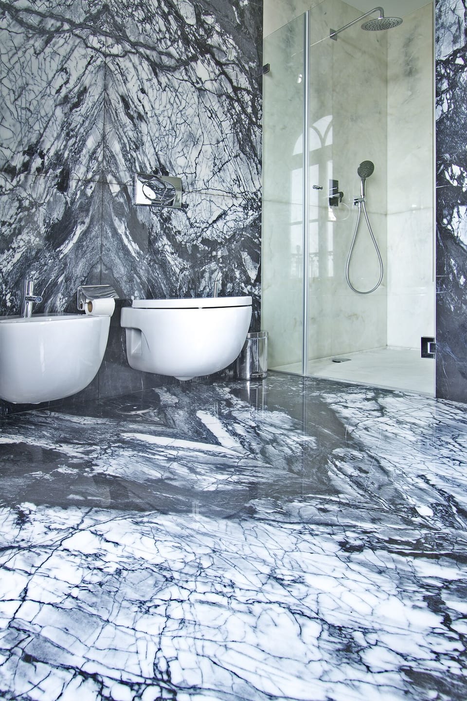 Deluxe Twin Room | Bathroom | Shower, rainfall showerhead, free toiletries, hair dryer