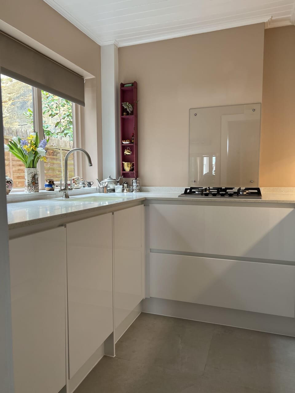 Gorgeous newly fitted kitchen complete with granite worktops. 
