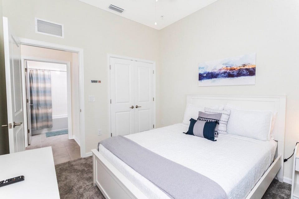 Bedroom 2 Queen size bed and bottom drawer single bed, smart TV, shared restroom﻿