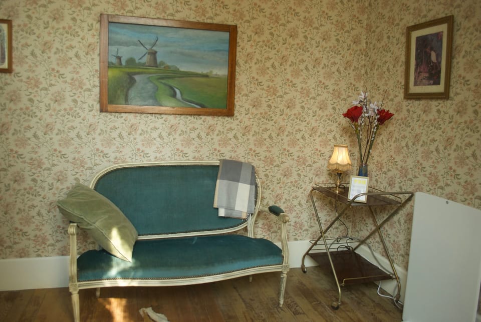 Romantic Suite (Suite Camus) | Premium bedding, individually decorated, individually furnished, desk