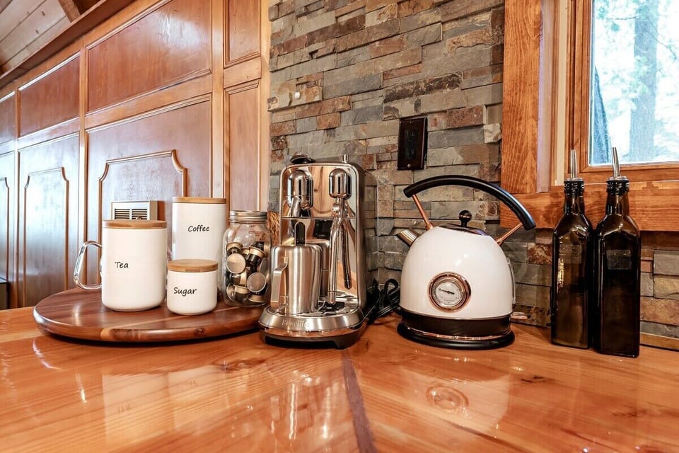 This a-frame is beautifully decorated and stocked with amenities. From red wine, hot cocoa, and coffee -we've got you covered!