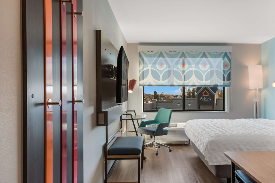 Room, 1 King Bed (Hearing) | Desk, blackout drapes, iron/ironing board, free WiFi