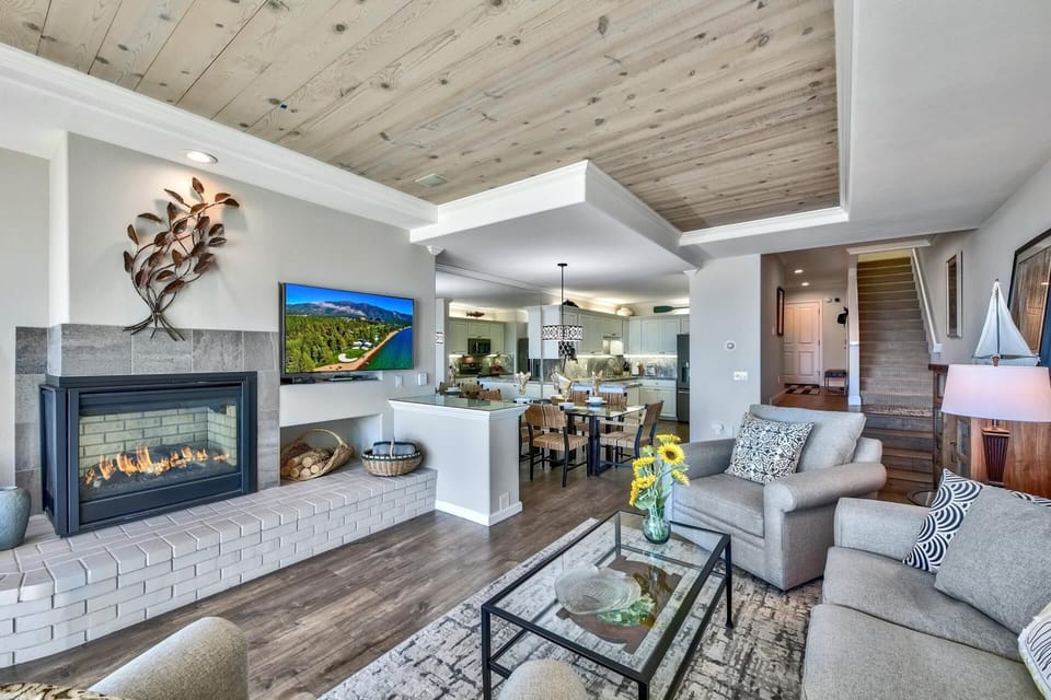 Gas burning fireplace, just switch on for instant ambiance and cozy warmth