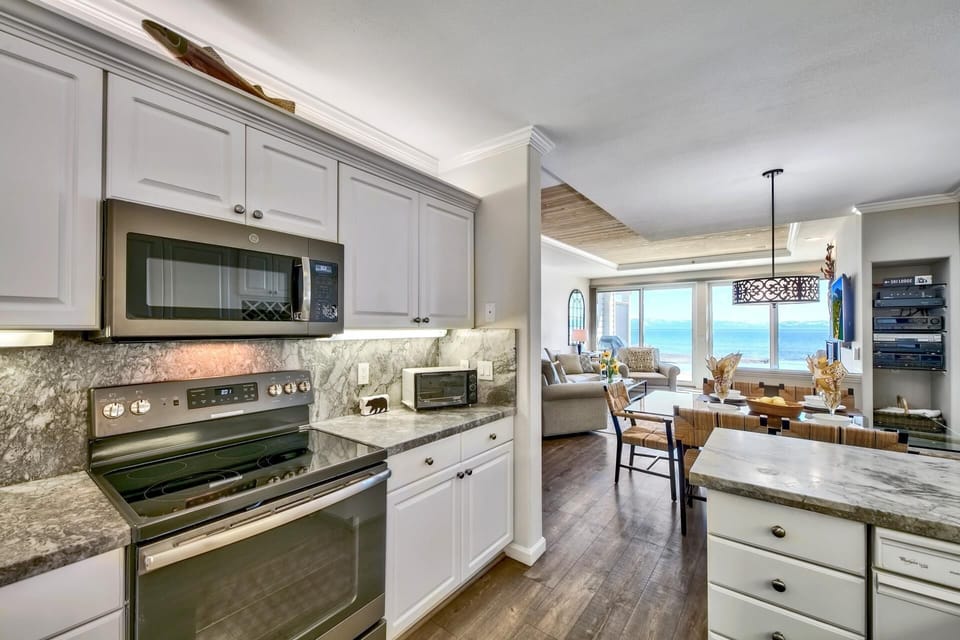 Contemporary, Fully-Equipped Kitchen