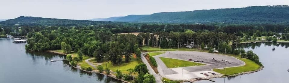 The South Sauty Boat Ramp is only a 1/2 mile from Fisherman's Landing.