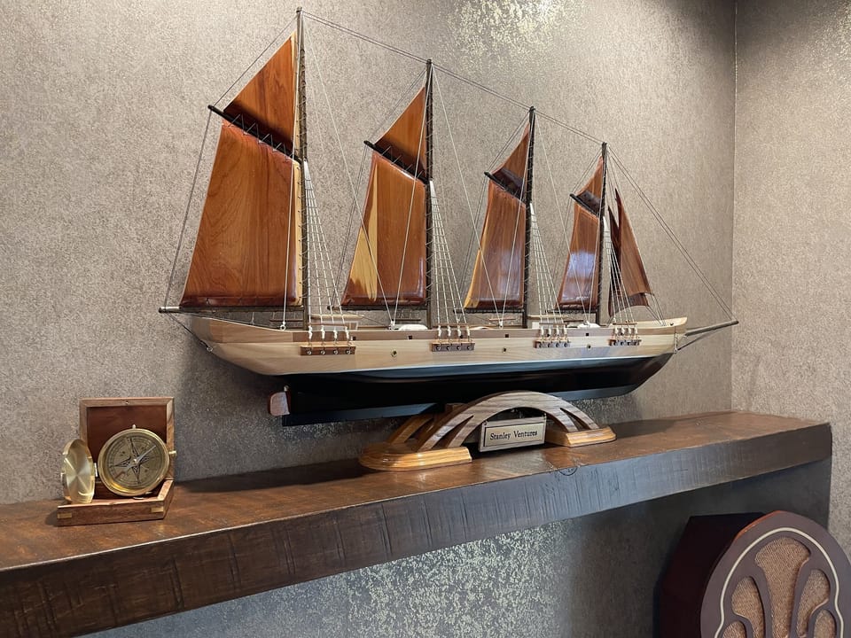 Stanley Schooner Ship - Parlor Room