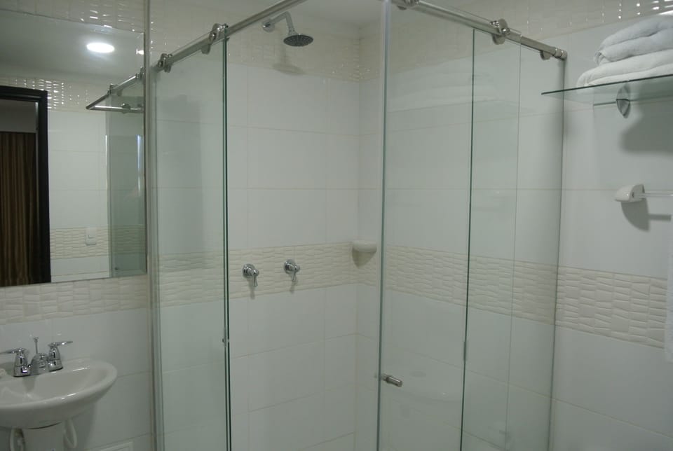 Superior Double Room | Bathroom | Shower, rainfall showerhead, free toiletries, hair dryer
