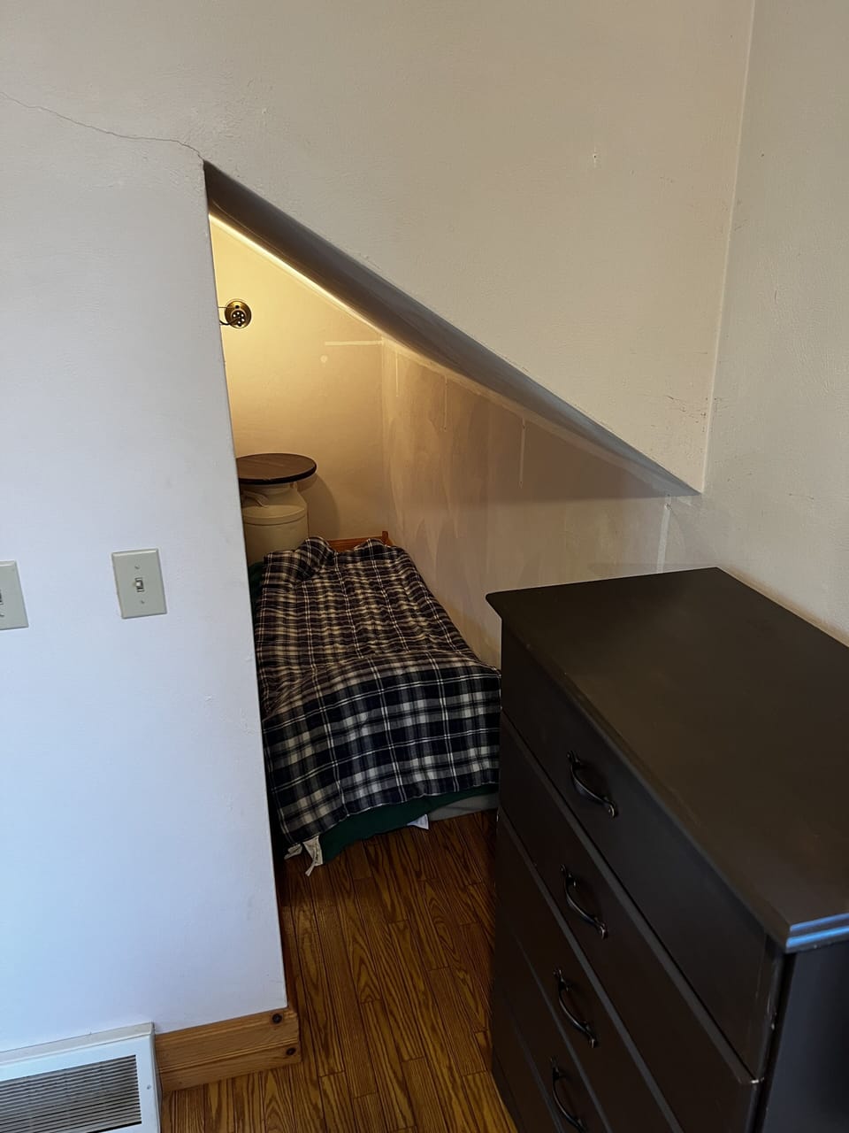 Alcove/Nook 2 with twin bed