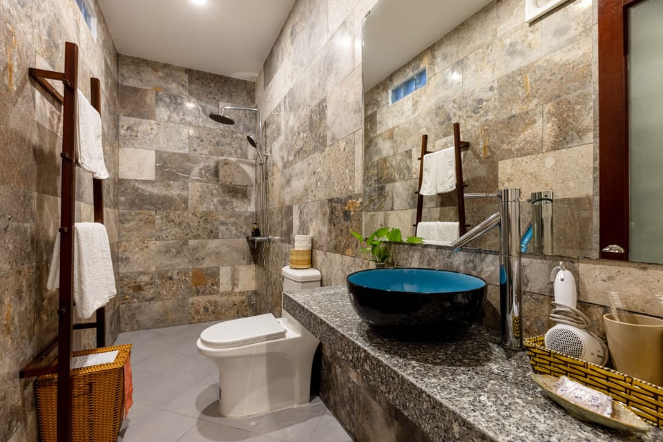 Basic Double Room | Bathroom | Combined shower/tub, rainfall showerhead, free toiletries, hair dryer