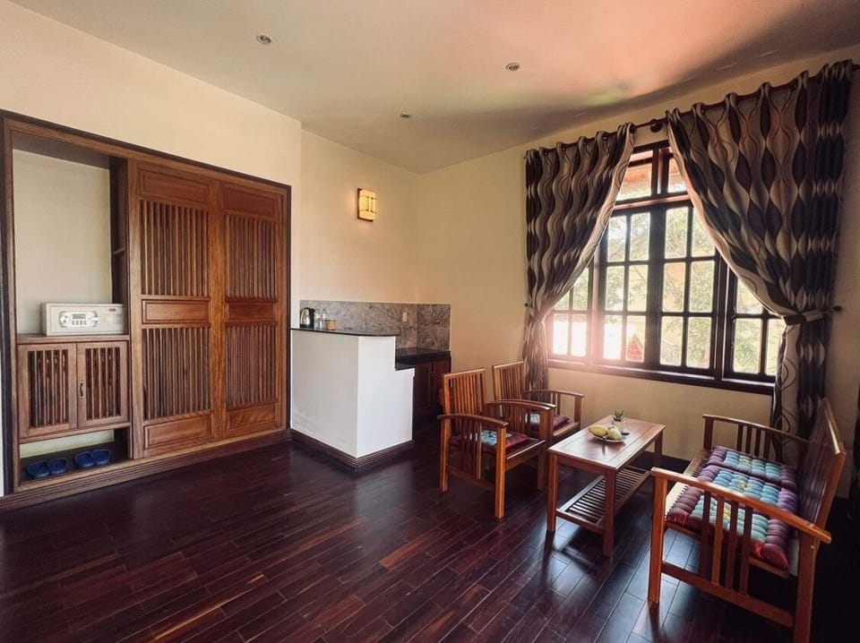 Luxury Quadruple Room | Bathroom | Combined shower/tub, rainfall showerhead, free toiletries, hair dryer