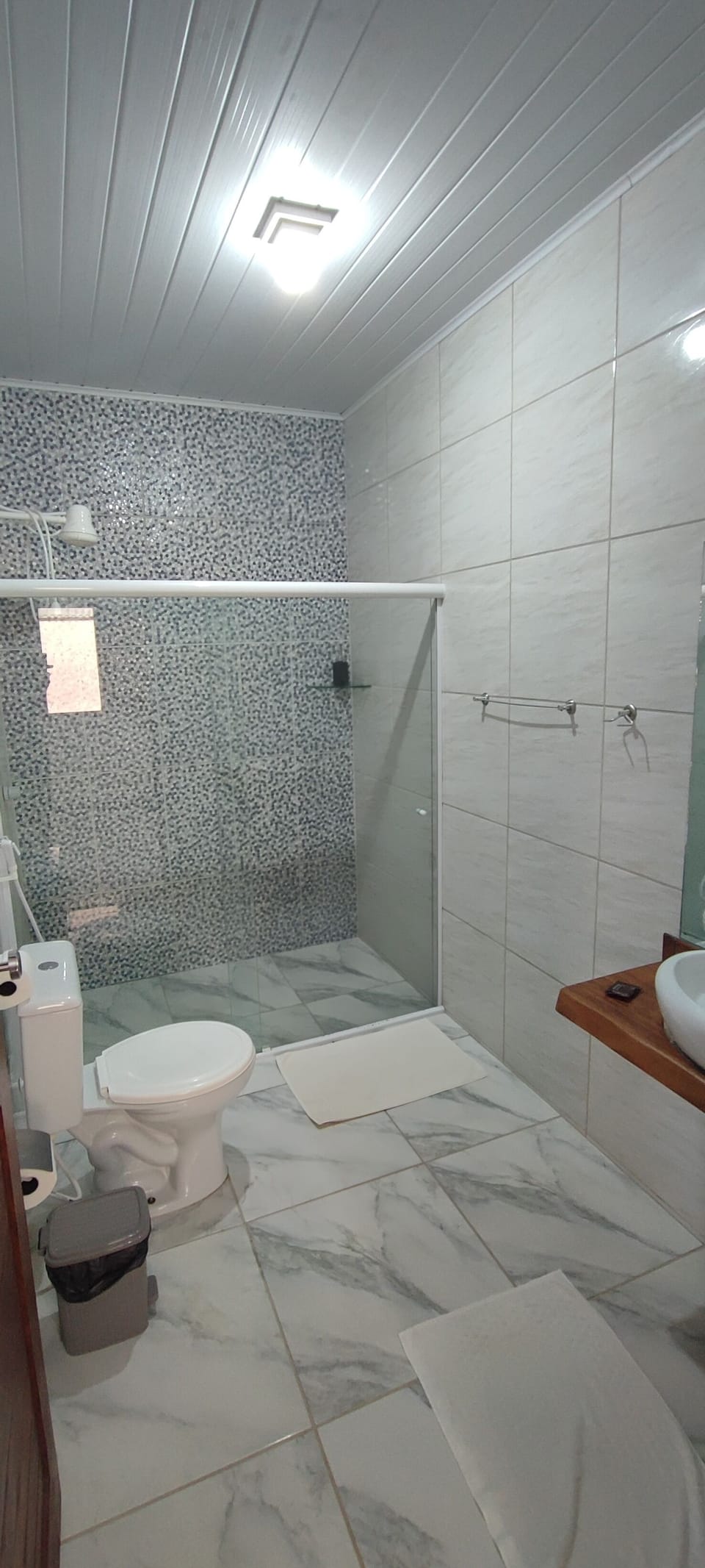 Basic Quadruple Room | Bathroom | Shower, towels, soap, shampoo