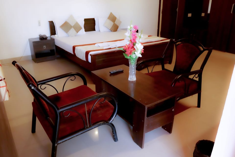 Deluxe Room | In-room safe, individually decorated, individually furnished, desk