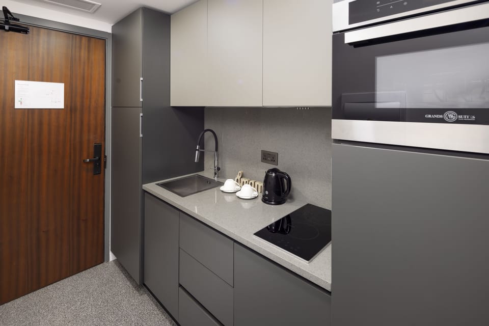 Full-size fridge, microwave, oven, stovetop