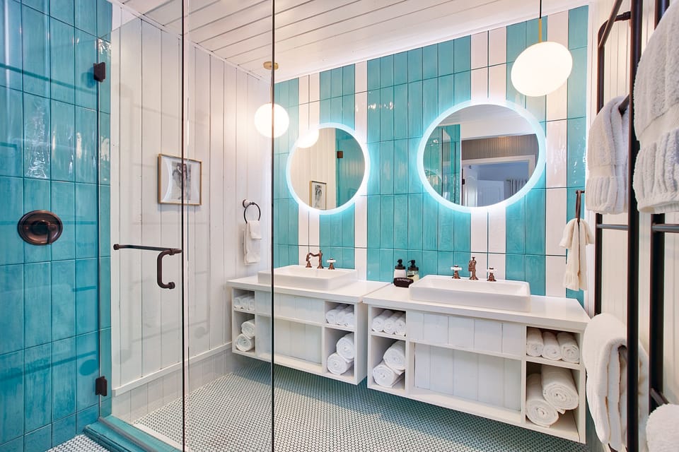 Paris Queen Room | Bathroom | Hair dryer, bathrobes, towels
