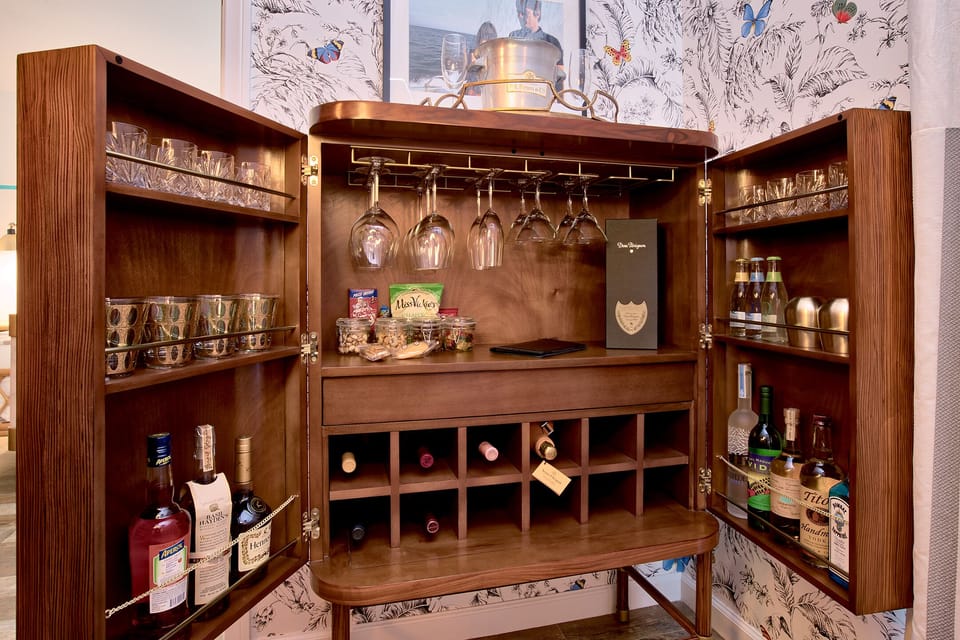 Paris Queen Room | Minibar