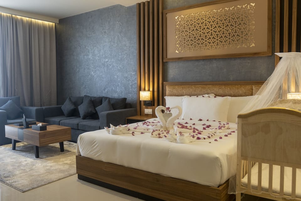 Deluxe Room | Minibar, in-room safe, blackout drapes, iron/ironing board