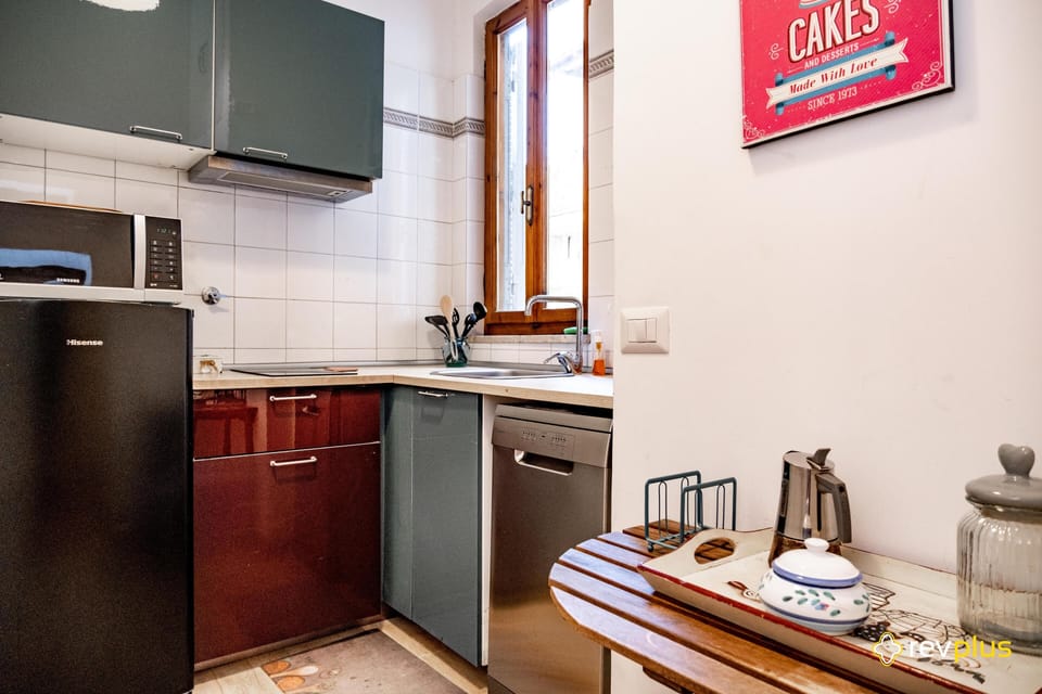 Deluxe Apartment | Private kitchen | Full-size fridge, microwave, stovetop, highchair