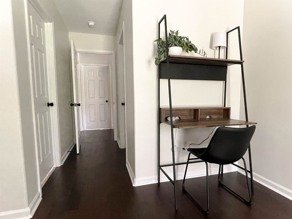 Desk / office space