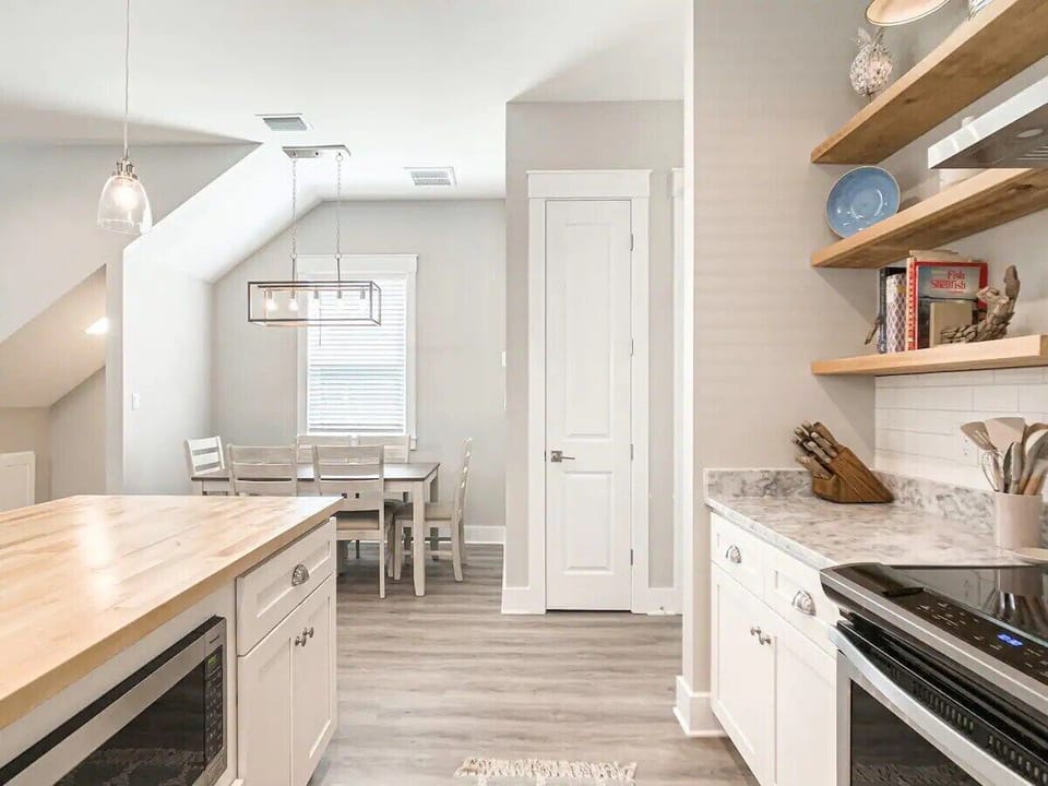 Bright and airy space with Dining table and chairs 